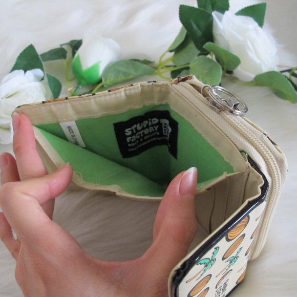 Shake your Coconuts Wallet with Keychain Ring (Retired) - Picture 4 of 10